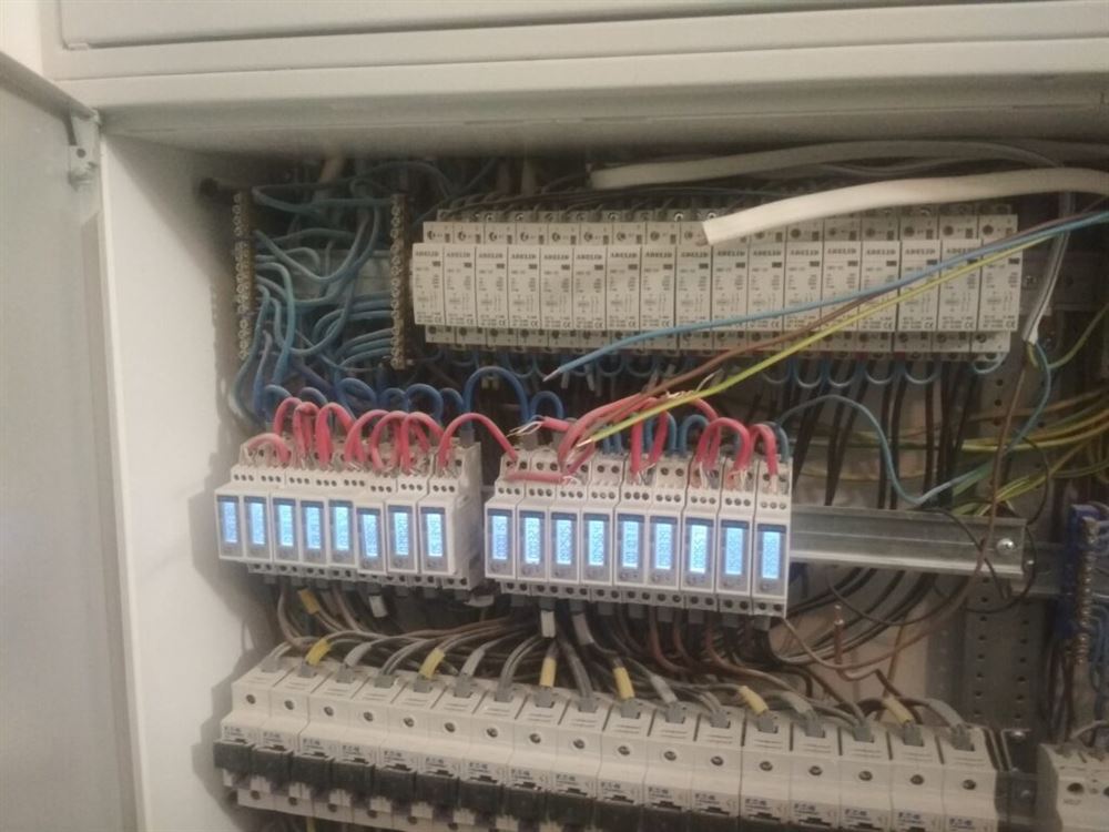 Rozdzielnica z licznikami energii i stycznikami dla każdego lokalu